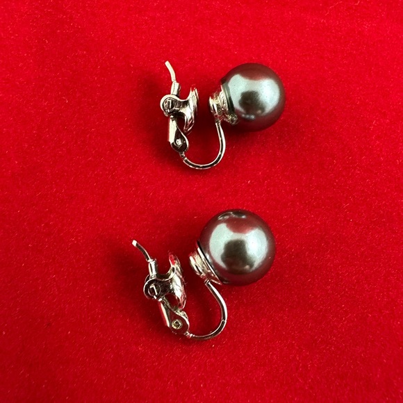 Gray Pearl Clip On Earrings and Necklace Man Made Pearls Jewelry - Picture 2 of 7